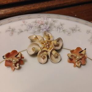 Vtg Cream Peachy Orange Seashell 1950's Brooch & Screwback Earring Set